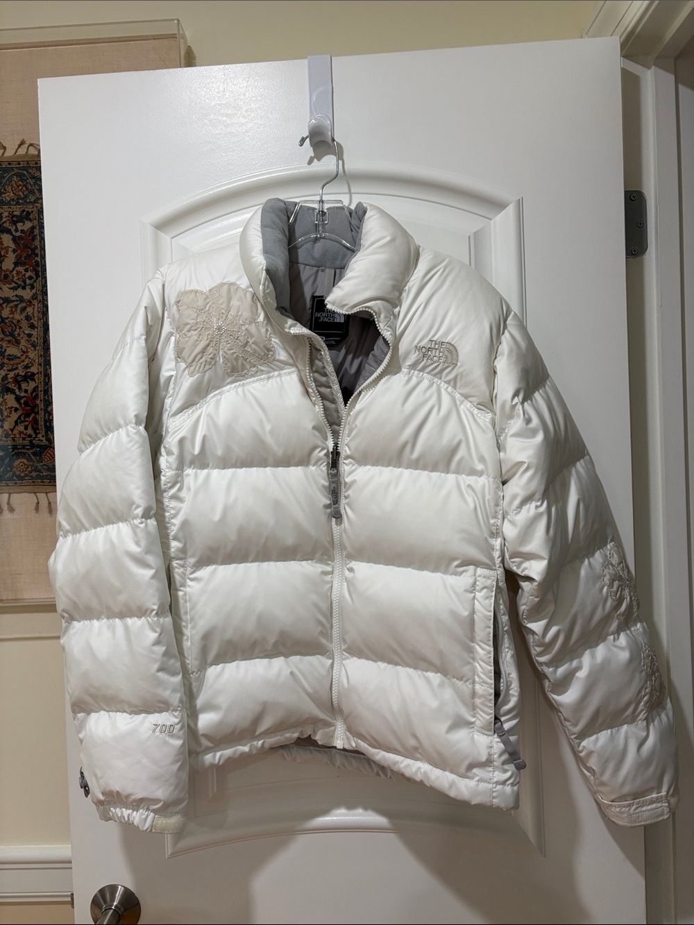 The North Face Women's White Puffy Jacket With Embroidery Sz M - Picture 4 of 15